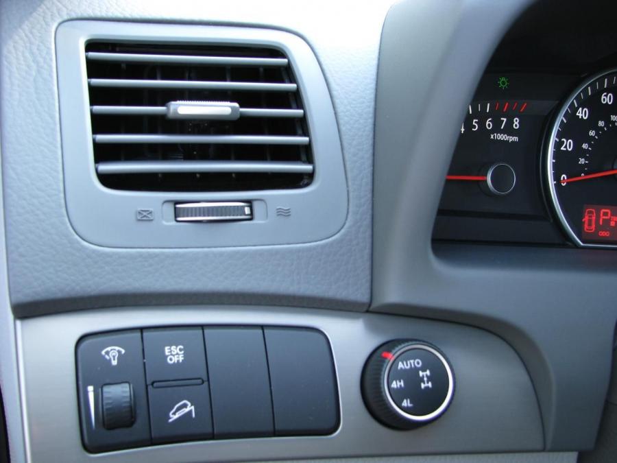  Kia Borrego 2009 года  (фото 24 из 345)